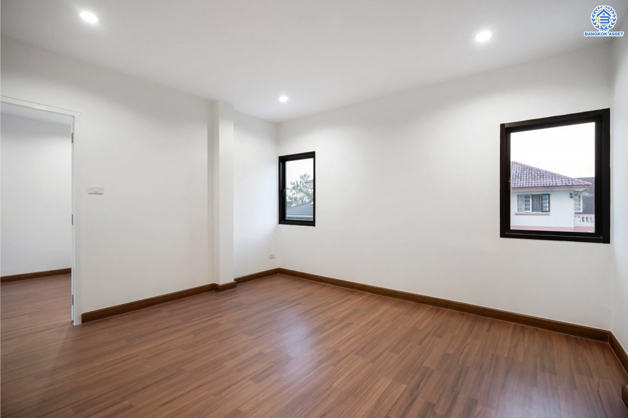 บ้านมือสองตกแต่งใหม่ ตกแต่งสไตล์ Nordic โครงการ กฤษดานคร18 บรมราชชนนี-พุทธมณฑลสาย3  เนื้อที่ 60 ตร.ว. บนพื้นที่ใช้สอยมากถึง 322 ตร.ม. อีกระดับของฟังก์ชัน 3 ห้องนอน 3 ห้องน้ำ 1 ห้องอเนกประสงค์ จอดรถได้ 3 คัน บรรยากาศสุด Private บนทำเลศักยภาพเชื่อมต่อหลายเส้นทาง ใกล้เซ็นทรัลปิ่นเกล้า ม.มหิดล และทางด่วน "ศรีรัช"